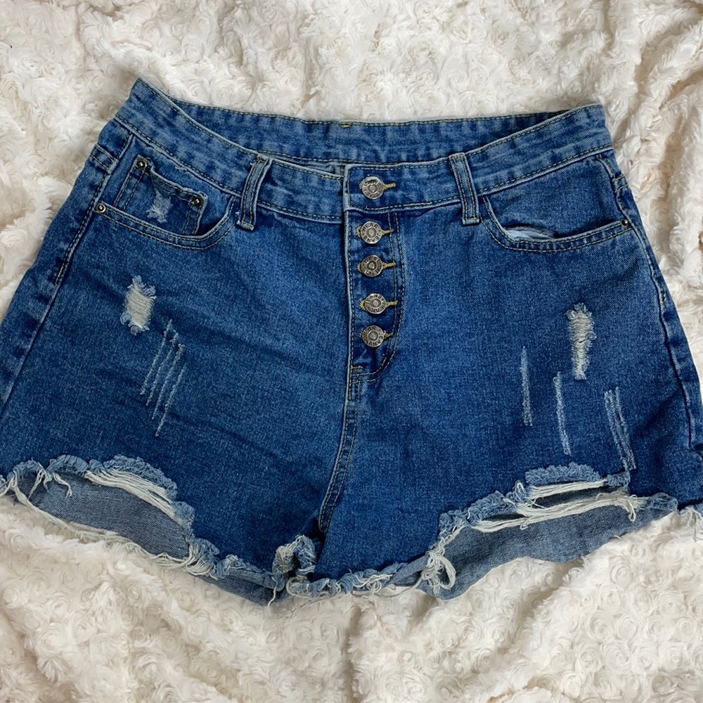 Size large (8) ripped jean short